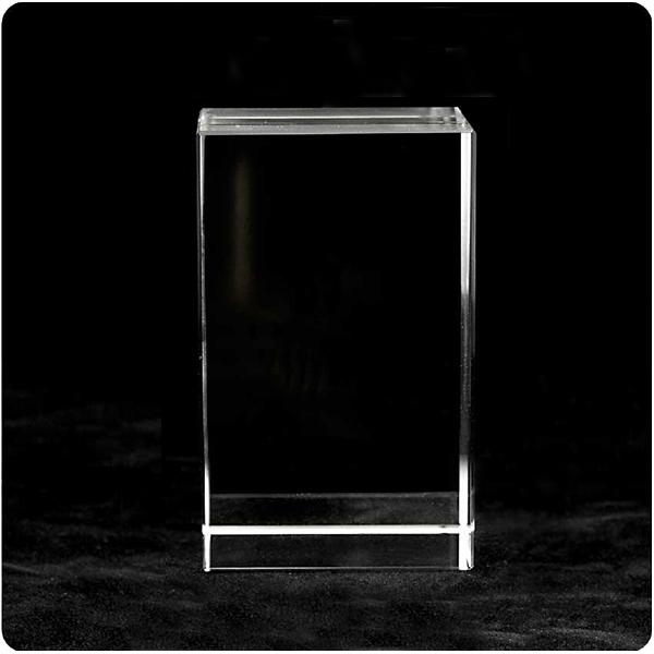 Cubo de cristal con logo predeterminado en 3D con estuche
