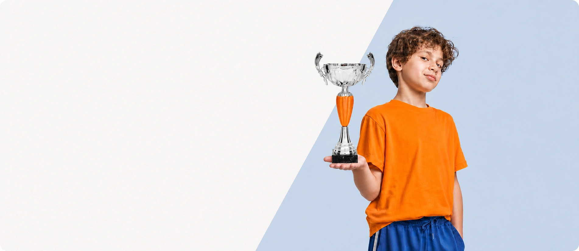 Niño sosteniendo una copa plateada con detalle naranja de WOW